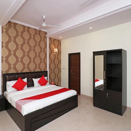 Capital O Hotel Royal Inn Near Gomti Riverfront Park ラクナウ エクステリア 写真