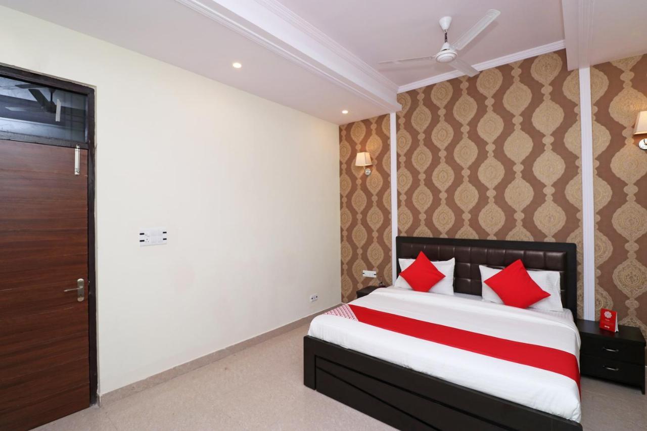 Capital O Hotel Royal Inn Near Gomti Riverfront Park ラクナウ エクステリア 写真