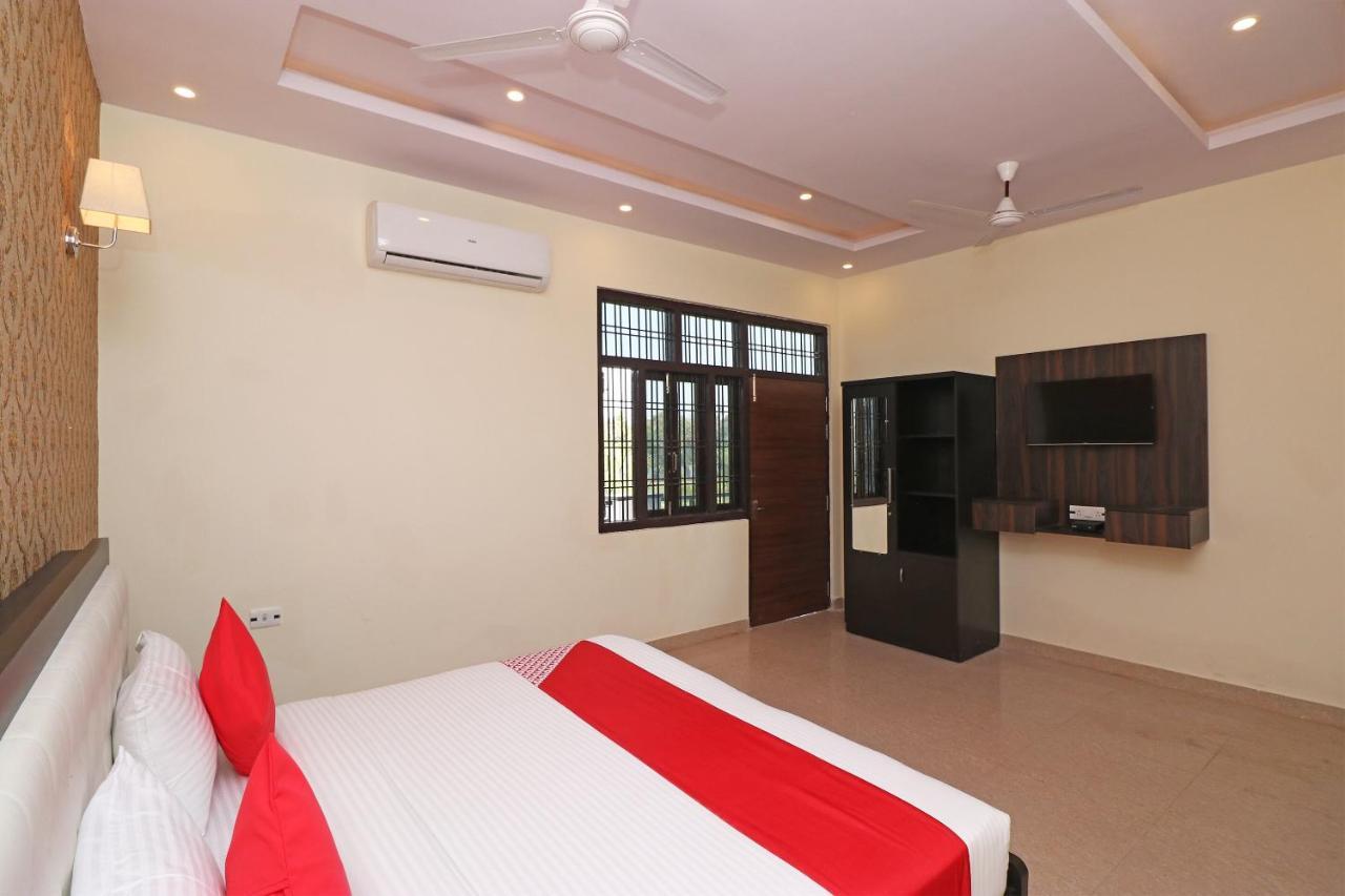 Capital O Hotel Royal Inn Near Gomti Riverfront Park ラクナウ エクステリア 写真