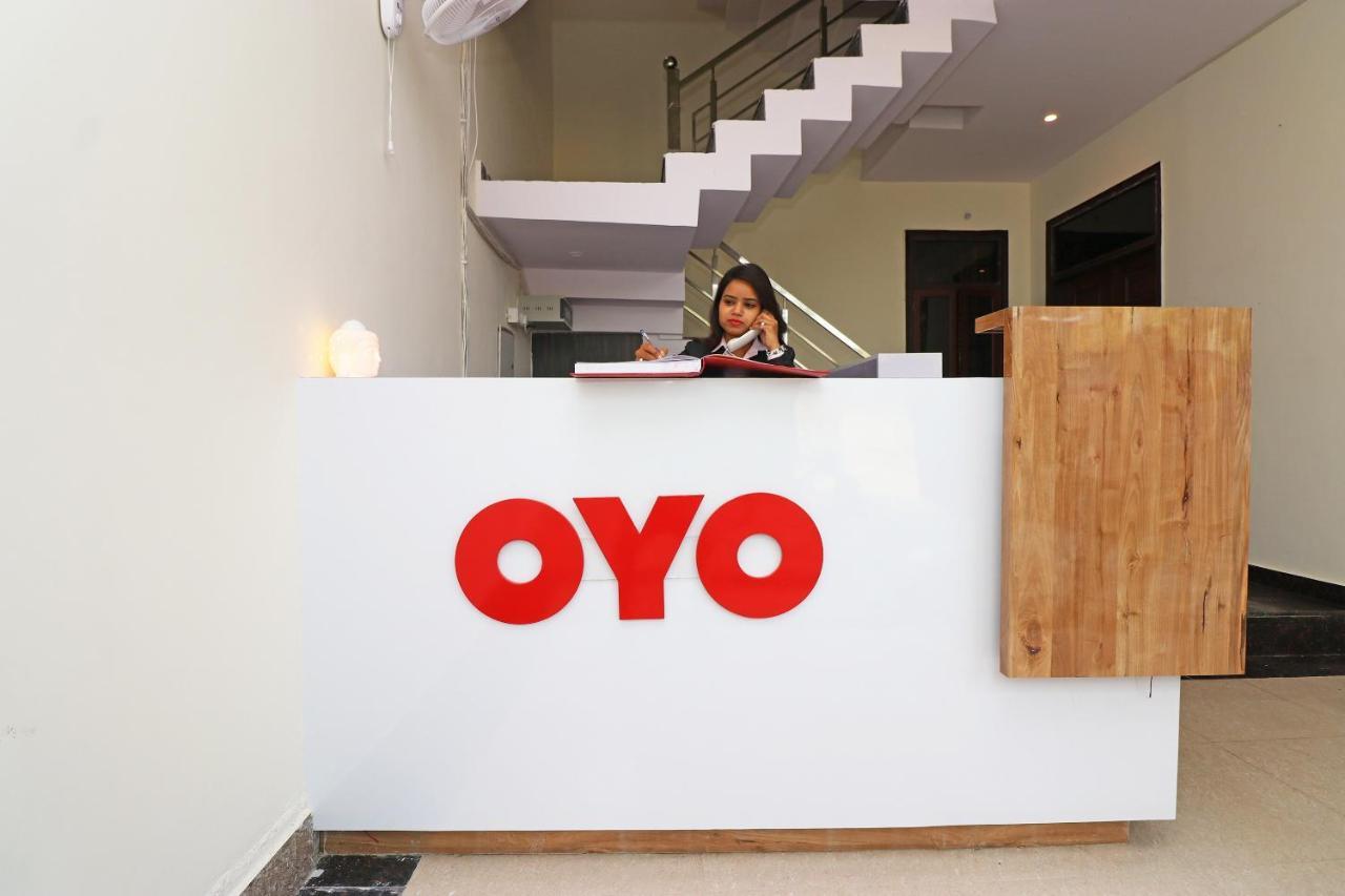 Capital O Hotel Royal Inn Near Gomti Riverfront Park ラクナウ エクステリア 写真