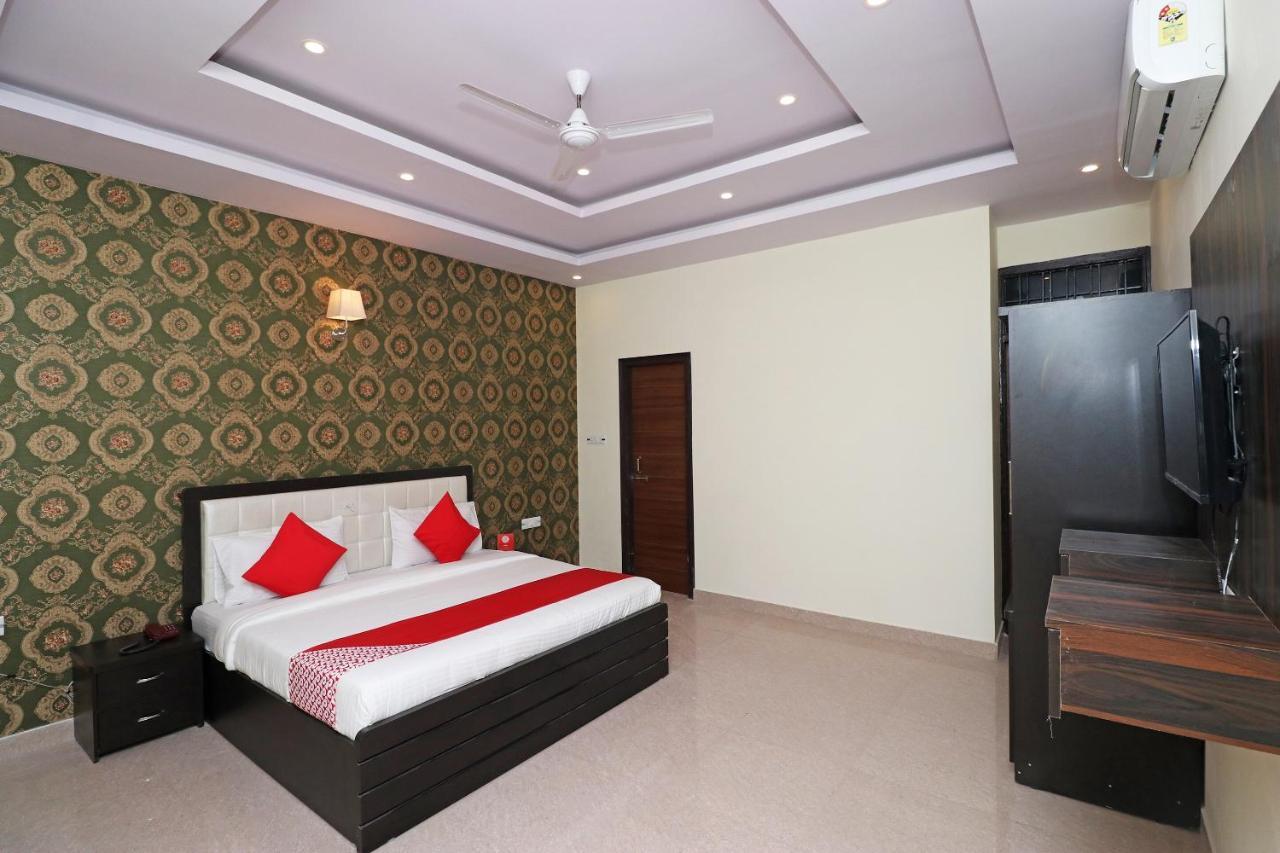 Capital O Hotel Royal Inn Near Gomti Riverfront Park ラクナウ エクステリア 写真