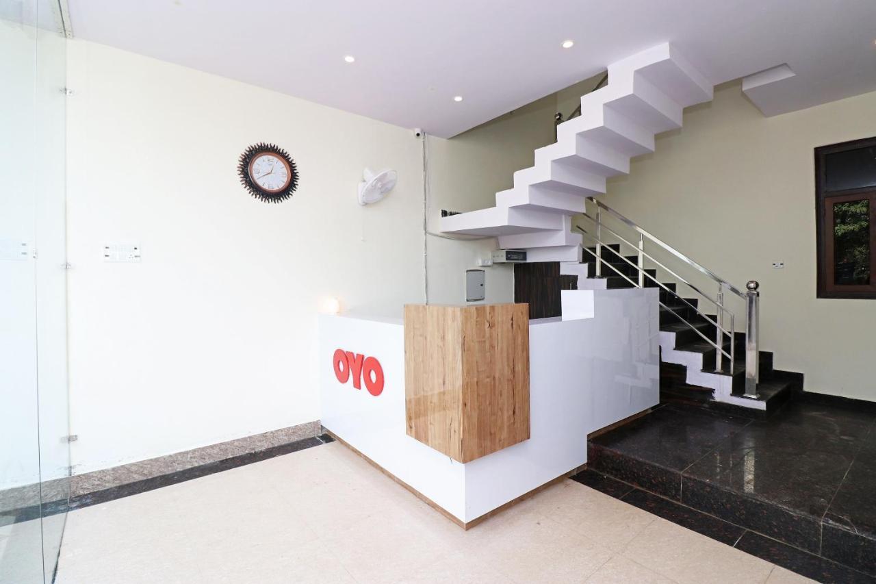 Capital O Hotel Royal Inn Near Gomti Riverfront Park ラクナウ エクステリア 写真