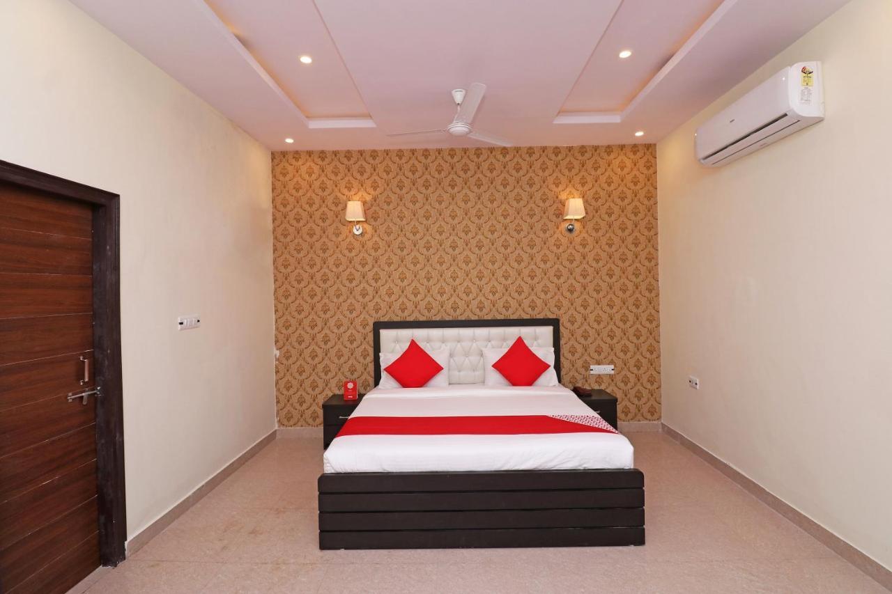 Capital O Hotel Royal Inn Near Gomti Riverfront Park ラクナウ エクステリア 写真