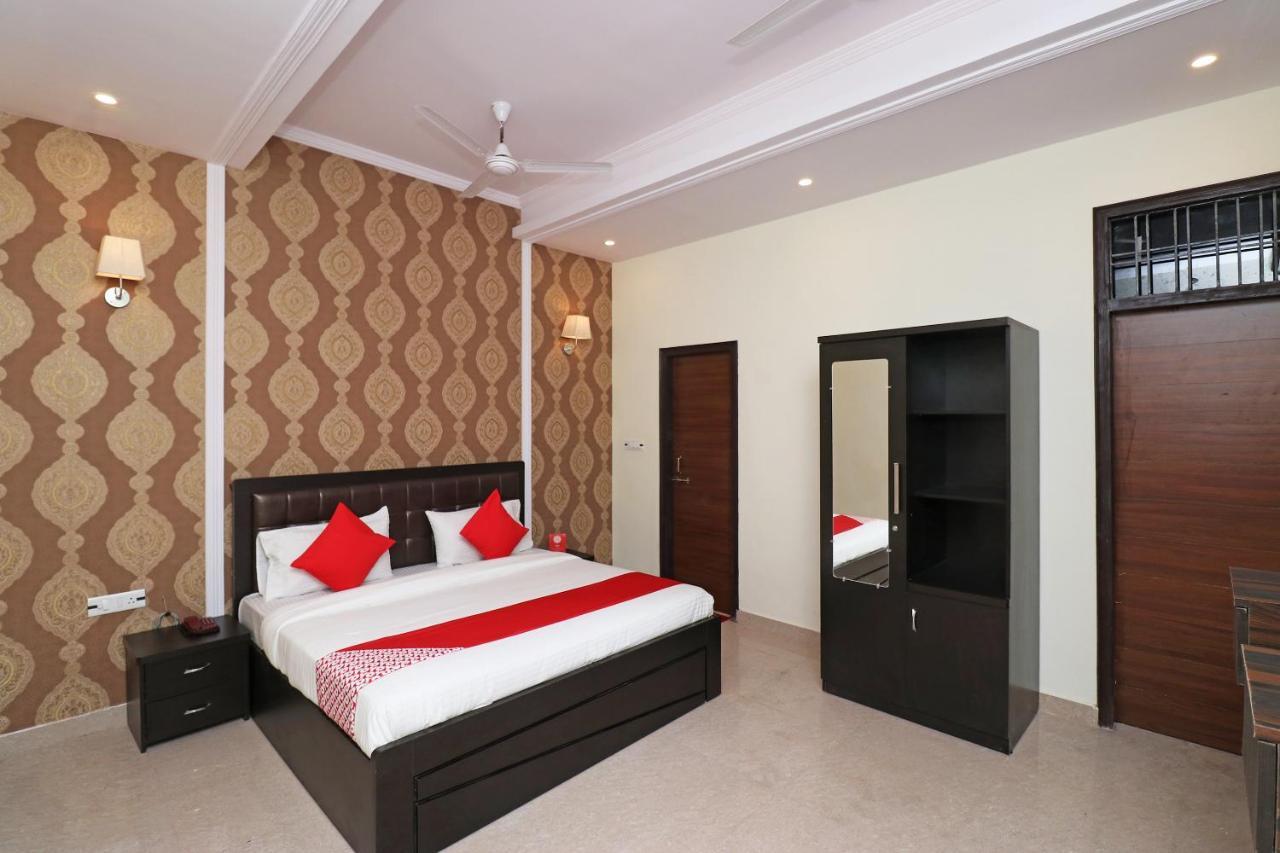 Capital O Hotel Royal Inn Near Gomti Riverfront Park ラクナウ エクステリア 写真