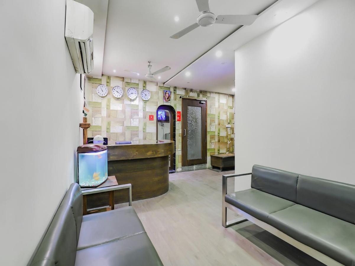 Capital O Hotel Royal Inn Near Gomti Riverfront Park ラクナウ エクステリア 写真