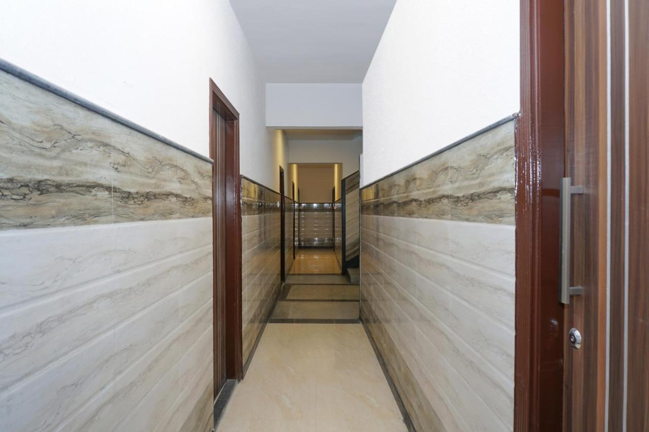 Capital O Hotel Royal Inn Near Gomti Riverfront Park ラクナウ エクステリア 写真