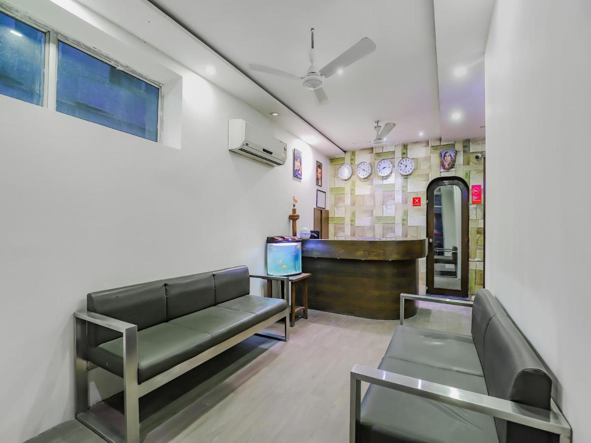 Capital O Hotel Royal Inn Near Gomti Riverfront Park ラクナウ エクステリア 写真